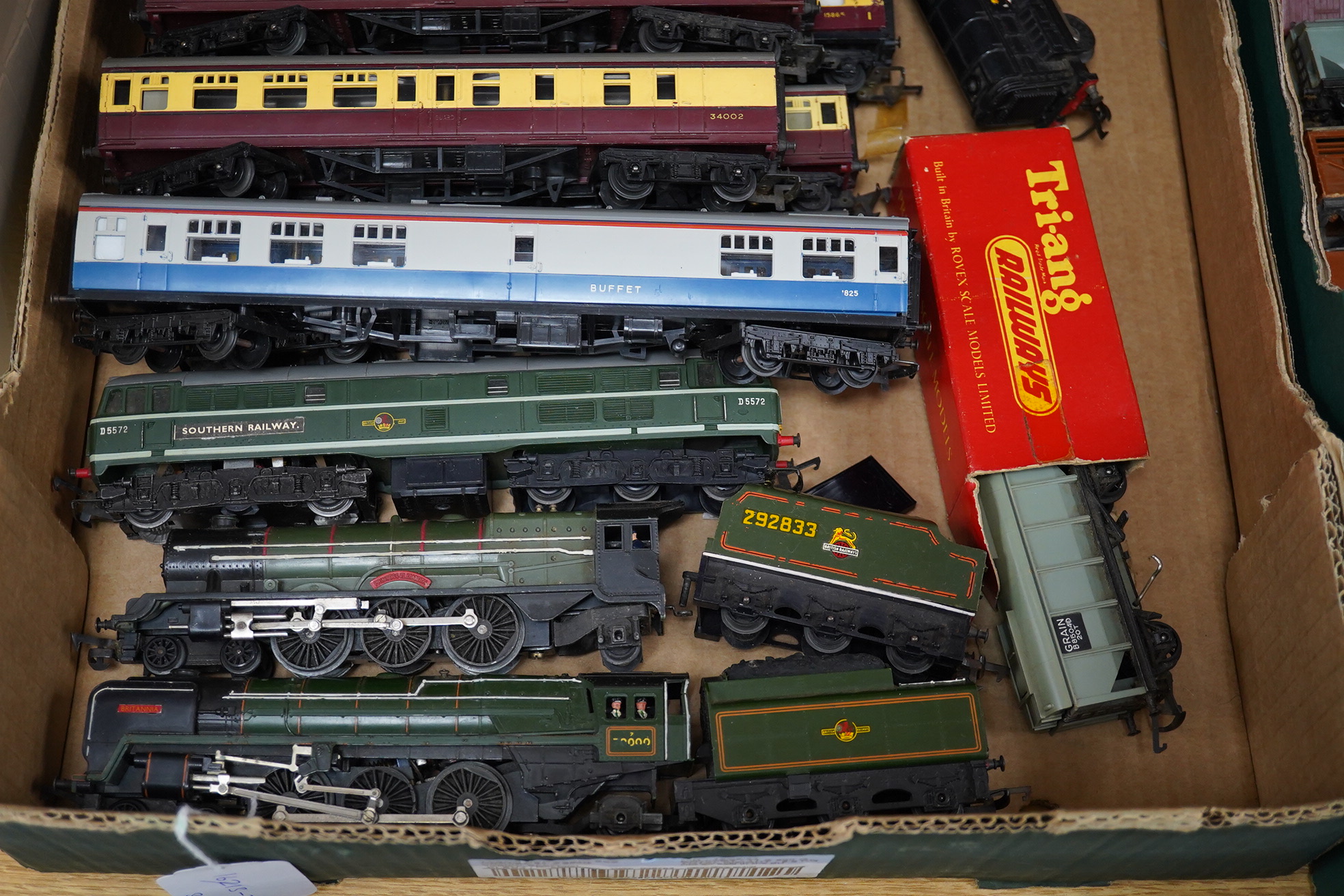 A collection of Tri-ang Railways 00 gauge model railway, including seven locomotives; a BR Class 31 Co-Co diesel locomotive, a BR Princess Royal Class, a Britannia Class, a Class 08 diesel, a Class 77 pantograph loco, to